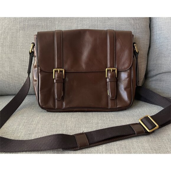 Fossil Messenger Bag in Chocolate Brown Leather, Super Cute, Barely Used - Picture 2 of 14